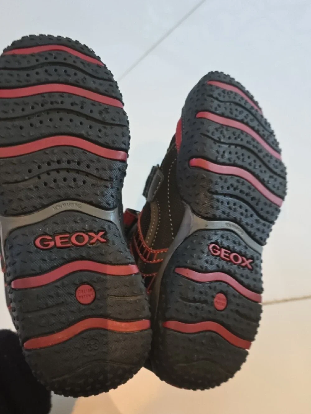 Geox Respira Kids Black and Red Hook-and-Loop Sneakers SZ US2 / EUR 33